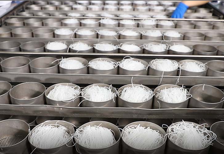 现代化酸辣粉加工厂用人少,日均 8 吨粉饼产出 现代化酸辣粉加工厂用人少,日均 8 吨粉饼产出