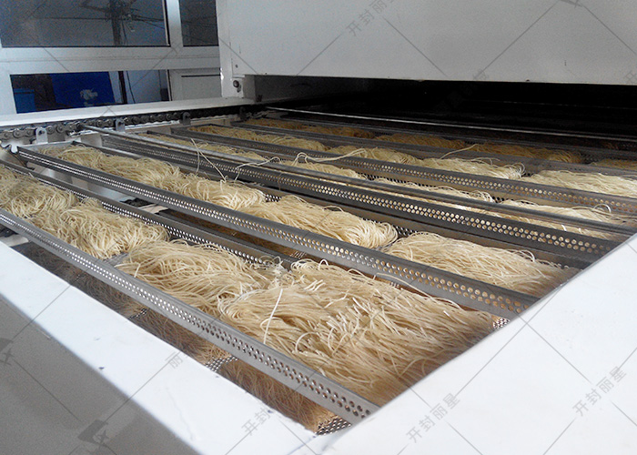 摆脱场地天气限制，丽星粉条烘干设备来助力